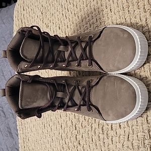 Size 7.5 , timberland boots, light brown